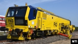 Új kitérő- és vágányszabályozó gép a MÁV FKG jászkiséri székhelyén 2021. szeptember 14-én.