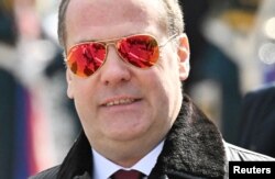 Дмитро Медведєв в окулярах-авіаторах на святкуванні Дня перемоги у 2025 році