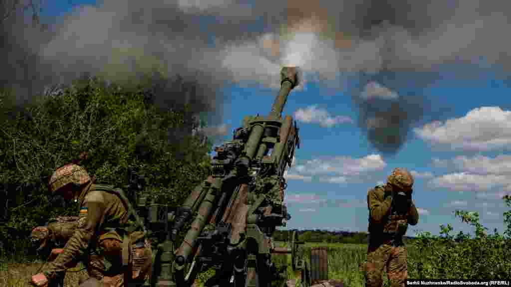 Після 4-5 пострілів, що займає 2-2,5 хвилини, змінюється позиція для унеможливлення потрапляння під контрбатарейний вогонь. При тому, що M777 важить 4200 кг, – норматив складання гаубиці становить до 6,35 секунд