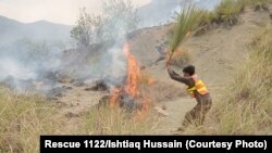 د جون پر نهمه یو کارکوونکی د کورمې په ځنګله کې د اور وژنې هڅو پر مهال.