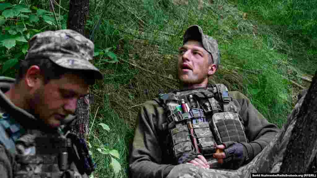 Боєць ЗСУ «слухає небо», намагаючись почути звуки можливого наближення ворожих БпЛА 