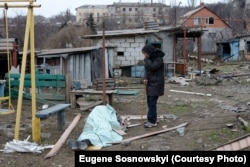 Російські військові не давали прибрати тіла загиблих від обстрілів з вулиць. Фото Євгена Сосновського