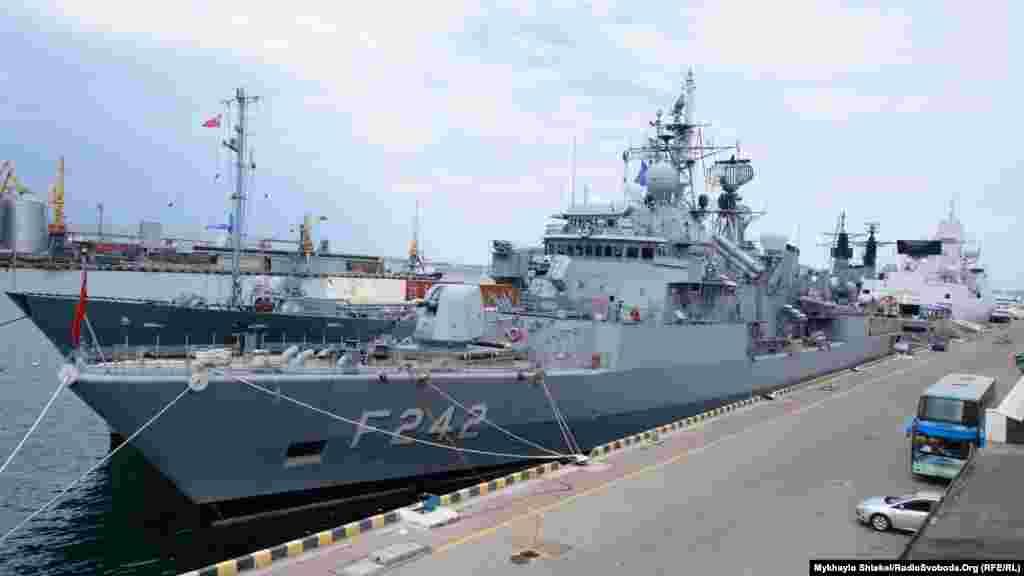 Турецкий фрегат Fatih. Корабль назвали в честь султана Мехмеда II, который имел прозвище «Фатих» – «Завоеватель». На вооружении фрегата противокорабельные ракеты, ракеты противовоздушной обороны, пушки и торпеды