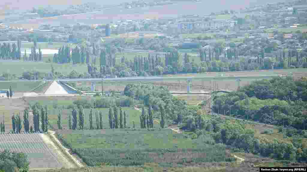 Вдалині в серпанку видніється траса «Таврида», спочатку вона повинна була пройти через Верхньосадове з вилученням земельних ділянок у жителів