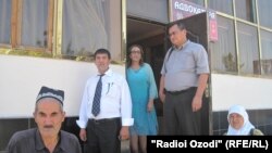 Вакил ва наздикони як боздоштшуда, ки мегӯянд, на ҳамеша имкони дастрасӣ ба ӯро доштаанд.