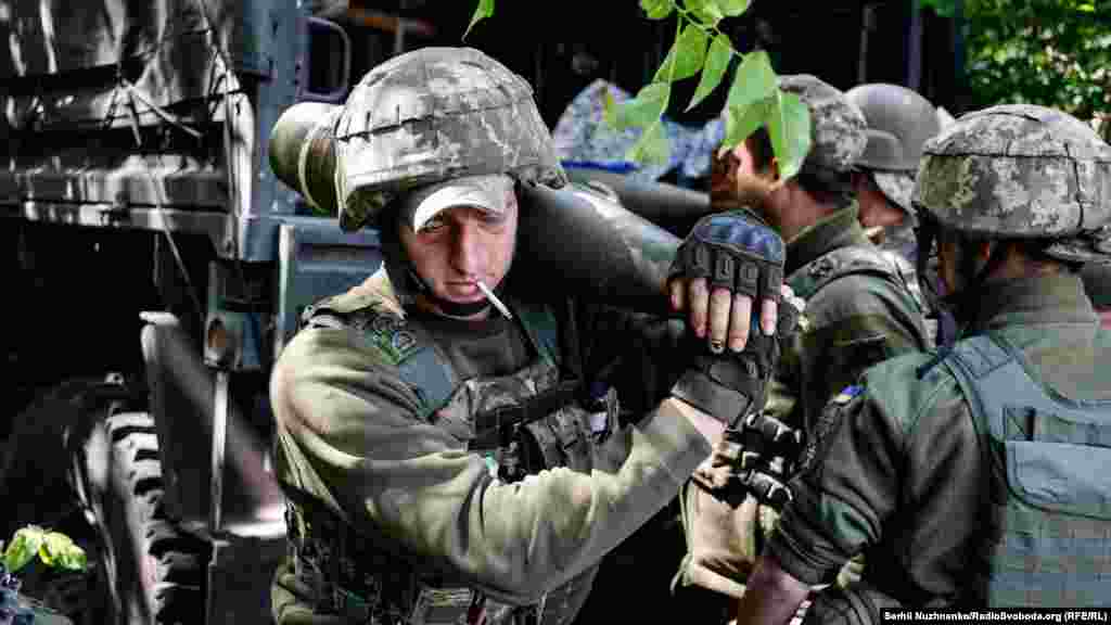 Українські військові  готують снаряди для гаубиці M777 поблизу лінії фронту, Донецька область 