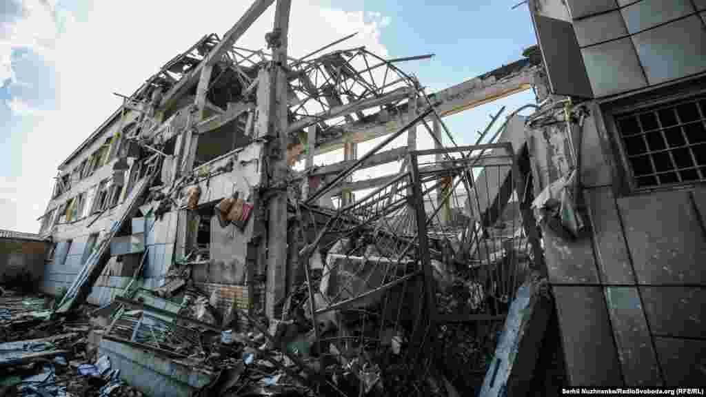 За минулу добу в Донецькій області війська РФ обстріляли сім населених пунктів: Авдіївку, Курахове, Слов’янськ, Торецьк, Очеретине, Ласточкине та Нью-Йорк. Внаслідок цих обстрілів руйнувань зазнали 43 цивільні об’єкти