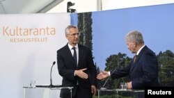 Йенс Столтенберг и Саули Ниинистё на встрече в Финляндии, 12 июня 2022 года