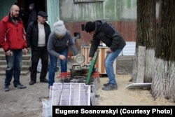 Під час російської блокади Маріуполя люди готували їжу на вогнищах, серед руїн і під обстрілами. Фото Євгена Сосновського