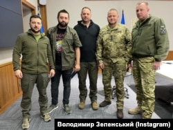 Зліва направо: президент України Володимир Зеленський, голова фракції «Слуга народу» Давид Арахамія, голова Офісу президента Андрій Єрмак, головнокомандувач ЗСУ Валерій Залужний, начальник Генштабу Сергій Шаптала. Київ, Банкова, квітень 2022 року