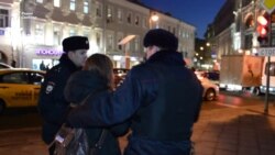 В Москве задержали активистов и журналиста Радио Свобода (видео) В Москве задержали активистов и журналиста Радио Свобода (видео)