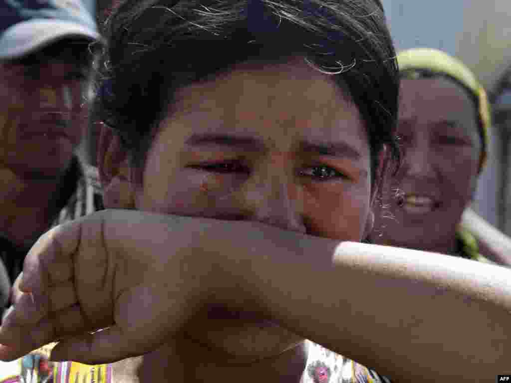 Кыргызстанның көньягында кыргызлар белән үзбәкләр арасындагы чуалышлар вакытында дистәләрчә мең үзбәк торган җирен ташлап киткән.