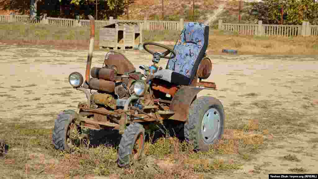 У Сахарній Головці можна зустріти і такий незвичайний вид транспорту. Правда, його призначення з'ясувати так і не вдалося