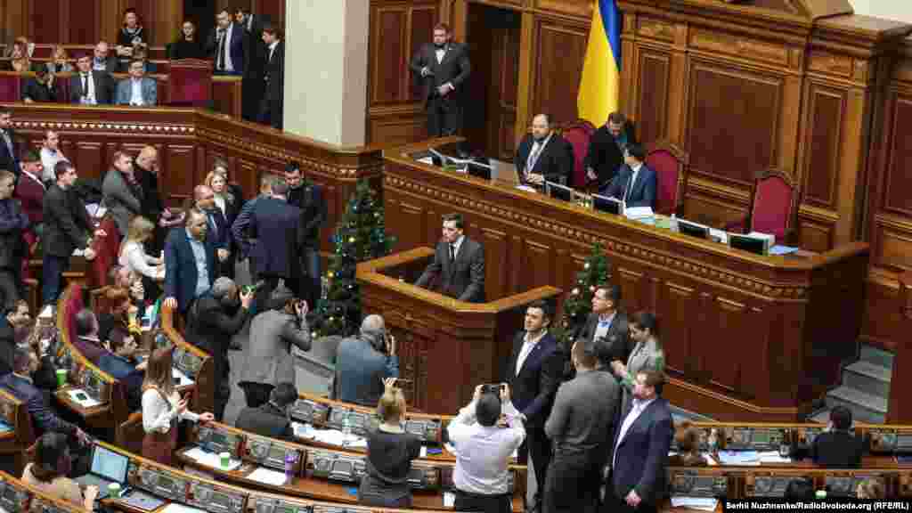 Прем’єр-міністр Олексій Гончарук заявив, що подав прохання про відставку президентові Володимиру Зеленському і чекає на його «політичне рішення».