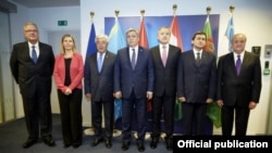 Аз чап: Невен Мимика, Федерика Моғеринӣ, Ерлан Идрисов, Ерлан Абдилдаев, Сироҷиддин Аслов, Рашид Мередов ва Абдулазиз Комилов