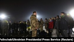 Президент Петро Порошенко під час зустрічі громадян, звільнених з полону бойовиків, 27 грудня 2017 року