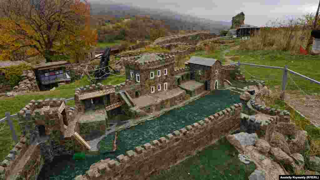 По мнению историка Владимира Кирилко, комплексно занимавшегося историей крепости, Фуна была возведена не ранее 1422 и не позднее конца 1423 года, вероятнее всего, весной-летом 1423 года. А уже осенью того же года крепость подверглась разрушению в результате мощного землетрясения.  На фото – модель крепости в миниатюре