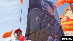 Юные поклонники Сталина на первомайском митинге в Москве