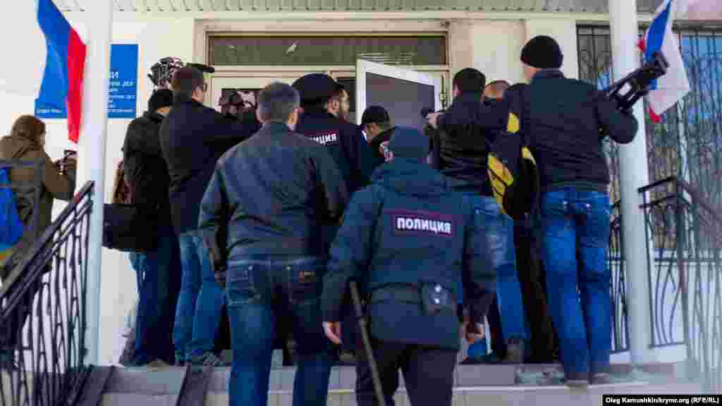 Активістам підконтрольні Росії суди визначили покарання за використання української атрибутики, призначивши обов'язкові роботи тривалістю 40 годин кожному. Після апеляцій деяким активістам обов'язкові роботи замінили штрафами