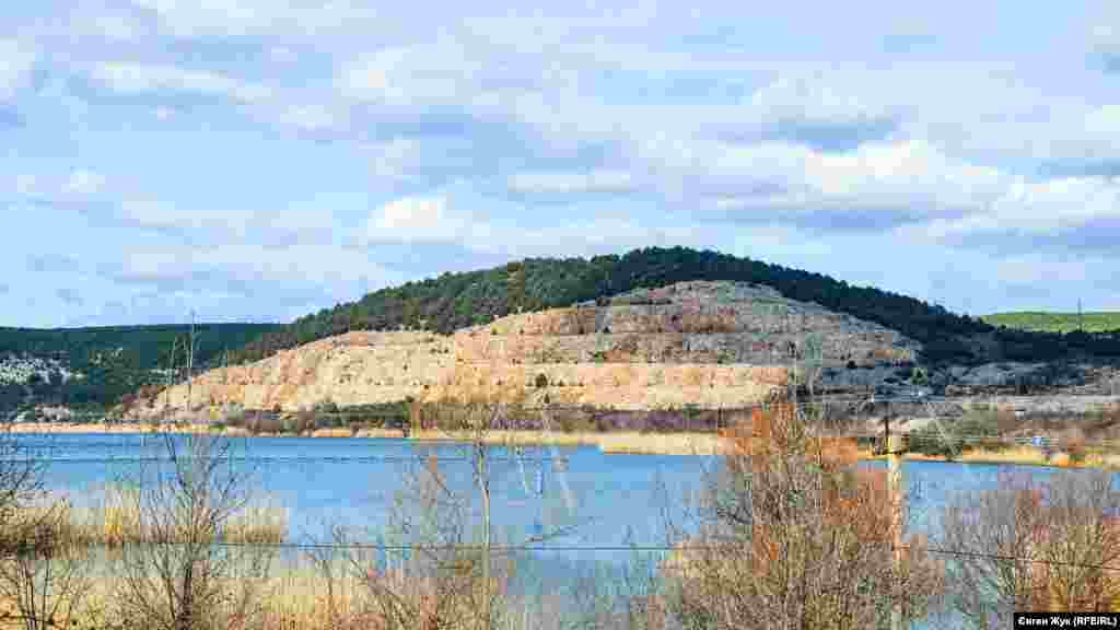 Гора Гасфорта і колишнє шламосховище перед нею, що перетворилося в ставок