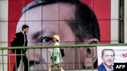 Акси Эрдӯғон ва шиорҳои тарғиботии раъйпурсии умумӣ