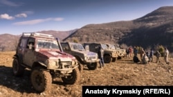 Туристы на внедорожниках в крымских горах, февраль 2020 года