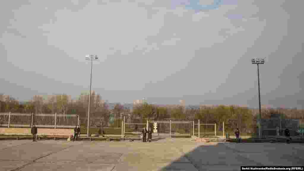 Віряни, дотримуючись соціальної дистанції, стоять під час святкової служби перед  Патріаршим собором Воскресіння Христового УГКЦ