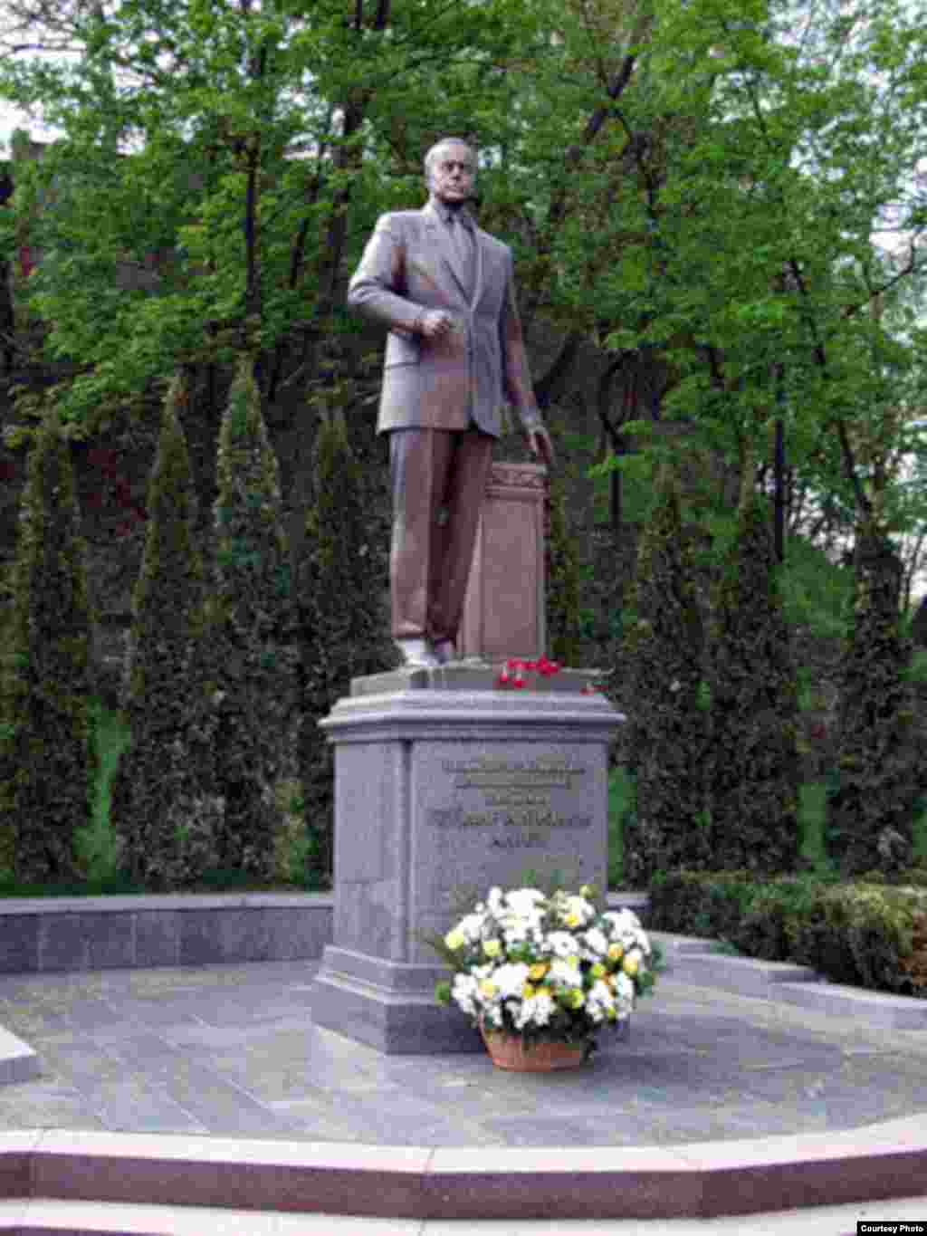 A statue of Heydar Aliyev was unveiled in Kyiv, Ukraine, on June 4, 2004. 