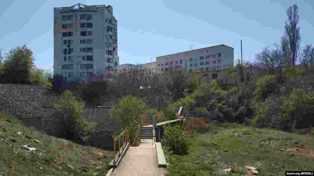 У цьому місці єдиний місток-перехід, що зв'язує два мікрорайони. Трохи вище, за західним схилом Докового яру – Воронцовський ринок, найбільший на Корабельній стороні Севастополя