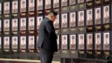 Ким Чен Ын стоит перед стелой с фотографиями военнослужащих Корейской народной армии (КНА), погибших на войне против Украины. Главный зал здания Центрального комитета Трудовой партии Кореи в Пхеньяне. 22 августа 2025 года