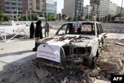 Іранці перевіряють машину швидкої допомоги Іранського Червоного Півмісяця, знищену під час ізраїльського удару в Тегерані 23 червня 2025 року