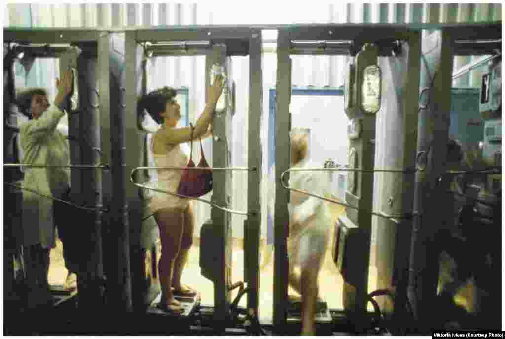 Жінки, які ще працюють на функціонуючих блоках електростанції, вимірюються на радіоактивні випромінювання. Робота Івлєвої всередині четвертого реактора на Чорнобильській АЕС принесла їй премію World Press Photo award у 1992 році в категорії «Наука і техніка»  