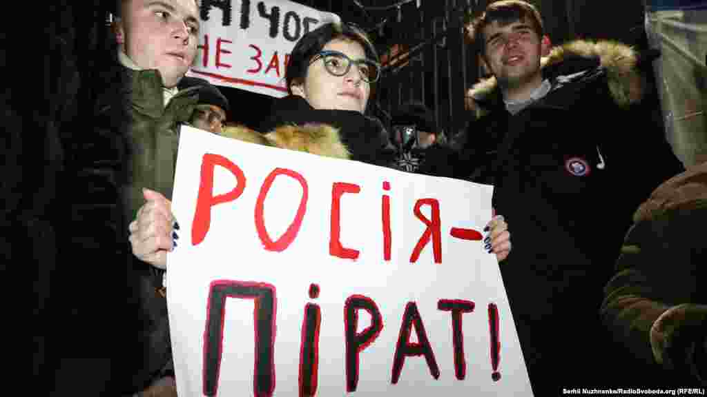 Дехто приніс на акцію плакати з написами «Росія – пірат» і «Нічого не забуте»