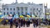 Manifestanții participă la un protest împotriva Rusiei și a președintelui Vladimir Putin în fața Casei Albe din Washington, 06 martie 2014