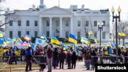 Manifestanții participă la un protest împotriva Rusiei și a președintelui Vladimir Putin în fața Casei Albe din Washington, 06 martie 2014