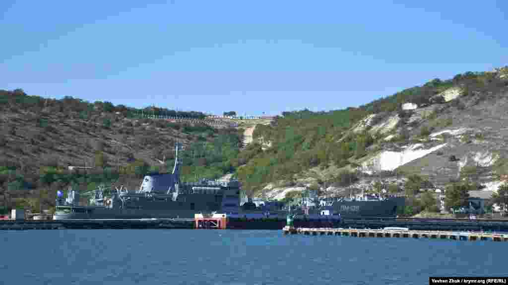 Бухта Графська (Нафтова гавань) – найбільш східна із тих, що  впадають в Севастопольську бухту по її північній стороні. Нафтова гавань відгороджена від решти акваторії молом. У ній кораблі і судна заправляються нафтопродуктами