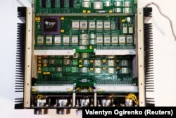 O placă de circuit electric provenind din resturile unei rachete rusești Iskander găsită în Ucraina în 2022. Componentele galbene sunt condensatoare. Sunt vizibile și microcipuri care provin de la fabrica belarusă Integral și un cip de la compania americană Texas Instruments.