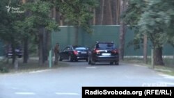 Там, за парканом – заміський маєток Віктора Пінчука