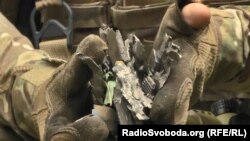 Бійці демонструють наслідки роботи великокаліберної артилерії бойовиків