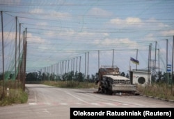 Згоріле авто і антидронові сітки над дорогою біля Добропілля, 10 серпня 2025 року