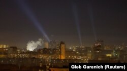 Украинские военные используют прожекторы для поиска беспилотников в небе, Киев, 24 ноября 2024 года