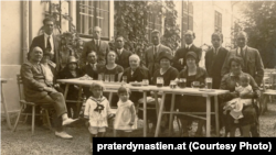 Семья Кобелькофф, праздник по случаю дня рождения