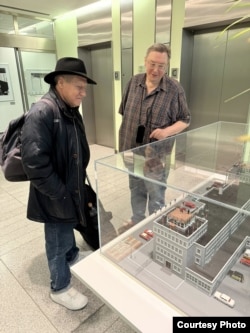 Юрий Рудерман (шляпа, скепсис) у макета первого здания Радио Свобода (Освобождение). Фото: Андрей Никитин-Перенский.