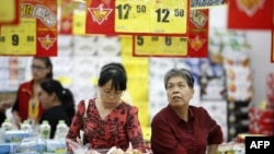 Азия өлкөлөрү улуттук акчаларын девальвациялоого өз өндүрүшүнөн чыккан товарлардын баасын арзандатып, атаандаштык жөндөмүн арттыруу үчүн барышат.