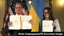 Міністр фінансів США Скотт Бессент та міністерка економіки України Юлія Свириденко під час підписання угоди про створення Інвестиційного фонду відбудови США–Україна
