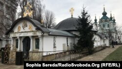 Споруду, яка належить УПЦ (МП), біля фундаменту Десятинної церкви у Києві збудували в 2012 році. Судова тяганина щодо незаконності зведення будівлі триває кілька років