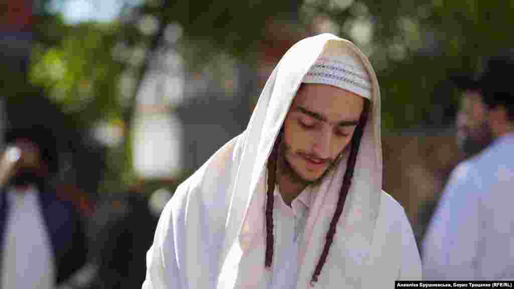 На Рош ха-Шана редко встретишь женщин на улице. Также во время праздника им нельзя посещать могилу цадика (праведника) Нахмана и места, где едят мужчины