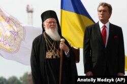 Вселенський патріарх Варфоломій I і президент України Віктор Ющенко (праворуч) під час урочистостей з нагоди 1020-річчя Хрещення України-Руси, 25 липня 2008 рок