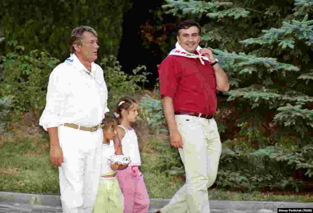 Третьего президента Украины Виктора Ющенко, а вместе с ним и президента Грузии Михаила Саакашвили посвятили в «почетные артековцы» во время визита в лагерь 8 августа 2005 года. Это состоялось по прибытию президентов в Международный детский центр «Артек» к 80-летию со дня его основания.  На фото – тогдашние президенты Украины и Грузии с дочерьми во время празднования 80-летия МДЦ «Артек»