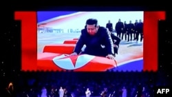 O înregistrare de la televiziunea de stat nord-coreeană, realizată pe 29 iunie 2025 și lansată pe 1 iulie, îl arată pe liderul nord-coreean Kim Jong-un privind sicrie în timpul unui spectacol la care au participat Kim și ministrul rus al Culturii, Olga Liubimova, la Phenian.